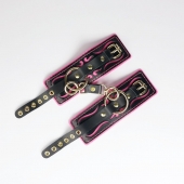 Черные кожаные наручники с розовой строчкой - Crazy Handmade - купить с доставкой в Оренбурге