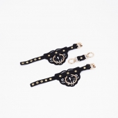 Черные кожаные наручники с клепками, кольцами и золотистой фурнитурой - Crazy Handmade - купить с доставкой в Оренбурге