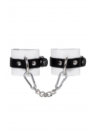Бело-черные кожаные наручники с одним ремешком с люверсами - Pecado - купить с доставкой в Оренбурге