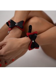 Черно-красные кожаные наручники с бантиками - Crazy Handmade - купить с доставкой в Оренбурге