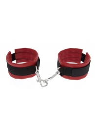 Красно-чёрные полиуретановые наручники Luxurious Handcuffs - Blush Novelties - купить с доставкой в Оренбурге