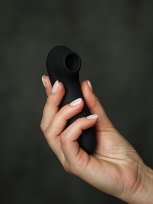 Черный вакуумный стимулятор клитора Curvy - LoveStore